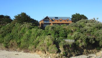 Flowerpot Bay Lodge Location | Pitt Island Accommodation